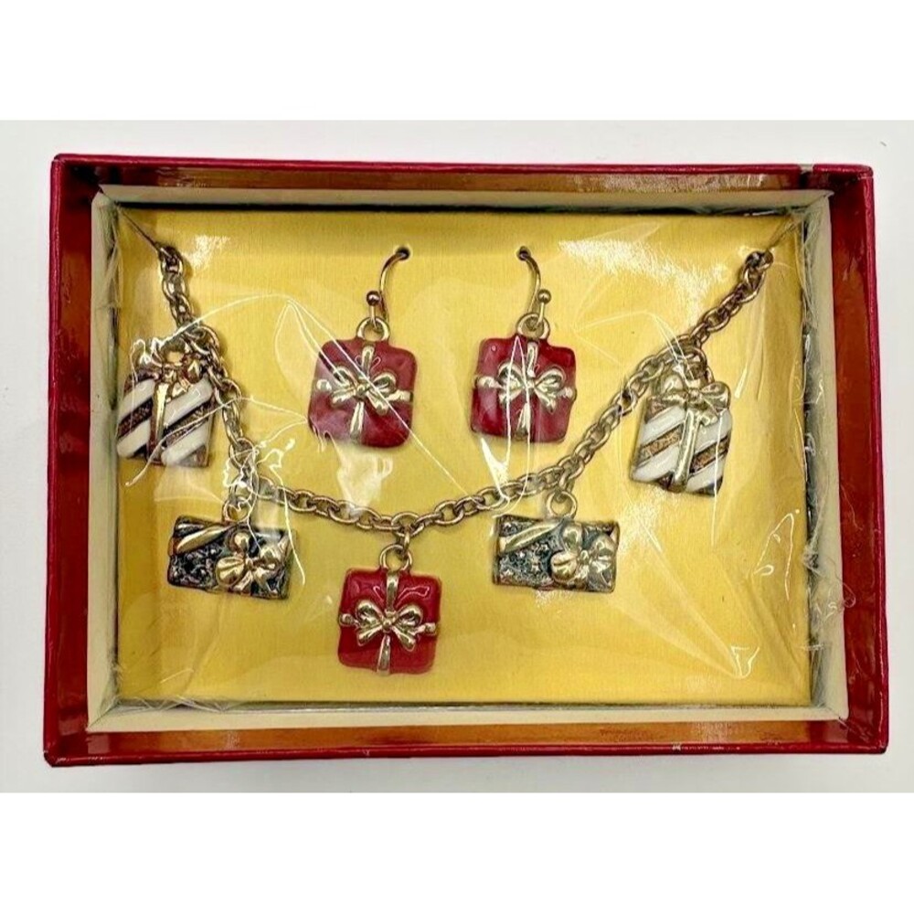 Avon Christmas Charm Gold Tone Jewelry Set w/ Matching Earrings Sealed in Bx NIB